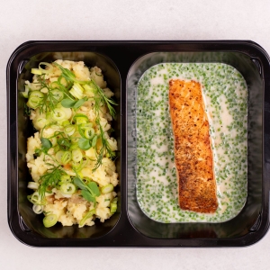 Losos v citronové omáčce, šťouchané brambory s cibulkou, meruňkový kompot