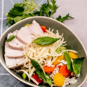 Rizoto s krůtím masem, zeleninou a sýrem