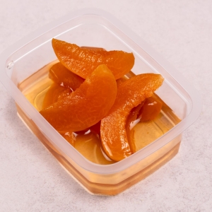 Losos v citronové omáčce, šťouchané brambory s cibulkou, meruňkový kompot